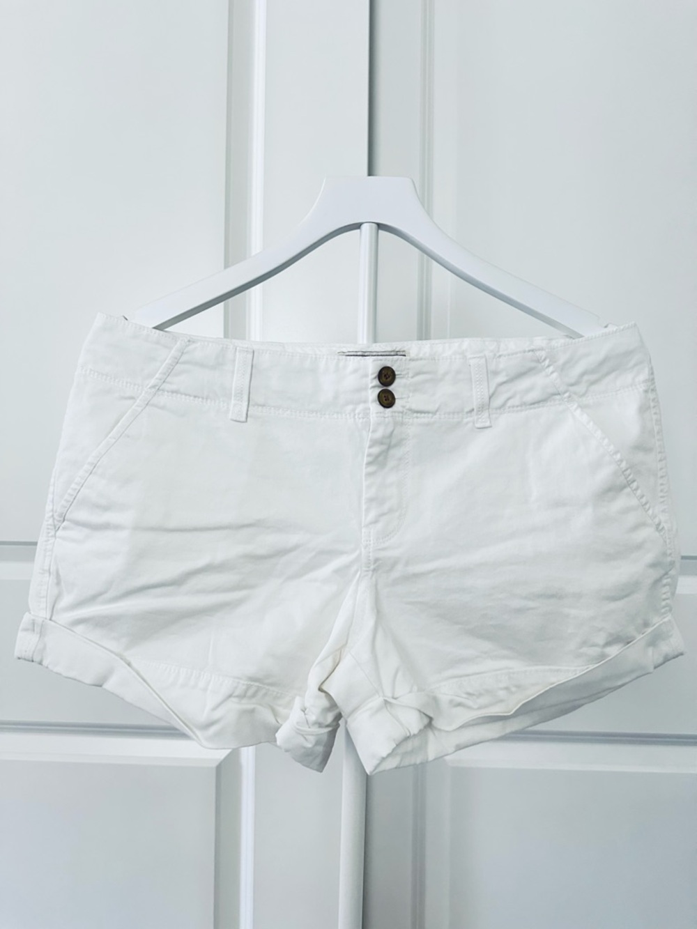 Women’s Old Navy Casual Cuffed White Shorts Size 12
